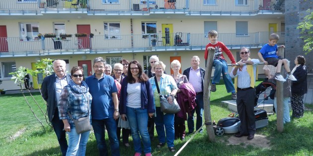 13 Lampertheimer informierten sich in Heidelberg vor Ort über das Leben im Mehrgenerationen-Wohnhaus. Foto: oh