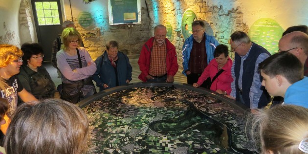 Die NABU-Gruppe am interaktiven Hochwassermodell des Naturschutzgebietes Kühkopf-Knoblochaue. Foto: oh