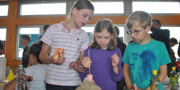 Mit Essig, Backpulver und Lebensmittelfarbe erweckten Schüler der Schule in den Weschnitzauen einen künstlichen Vulkan zum Leben. Foto: Benjamin Kloos