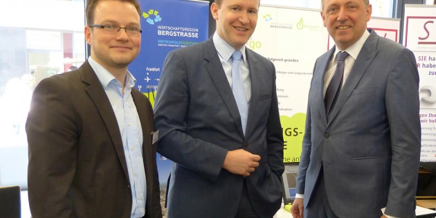 Auch Oberbürgermeister  Dr. Peter Kurz, Stadt Mannheim (rechts), informierte sich am Stand der Wirtschaftsregion Bergstraße / Wirtschaftsförderung Bergstraße GmbH (WFB) über die aktuellen Projekte der WFB-Gründerberatung.  Mitte: Dr. Matthias Zürker, Geschäftsführer der WFB, links: Marco Kreuzer, Projektleiter der Gründungsoffensive Bergstraße-Odenwald und WFB-Gründerberater. Foto: WFB