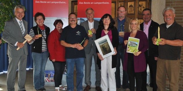 Die Organisatoren des Spargelfestes freuen sich auf ein abwechslungsreiches Programm und die Neuauflage des Spargelschälwettbewerbes. Auf den Sieger wartet der „Goldene Spargel" - geschaffen von Bernhard Hossner (4.v.r.). Foto: Benjamin Kloos