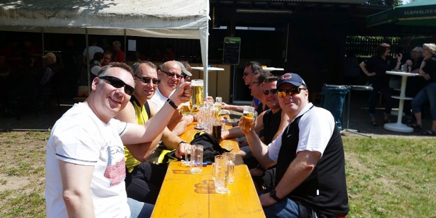 Sichtlich viel Spaß hatten die Väter beim Vatertagsfest des CC Rot-Weiß Lampertheim und ließen sich gerne ein Bierchen in geselliger Runde schmecken. Foto: Sigrid Samson