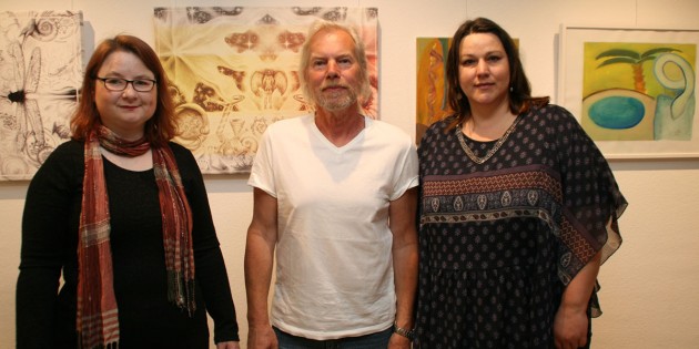 Christine Flory, Rainer Scheffler, und Jana Haft zeigen ihre Arbeiten zum Leitmotiv „Unterwegs“ bis zum 28. Mai im Rathaus-Foyer aus. Foto: Eva Wiegand