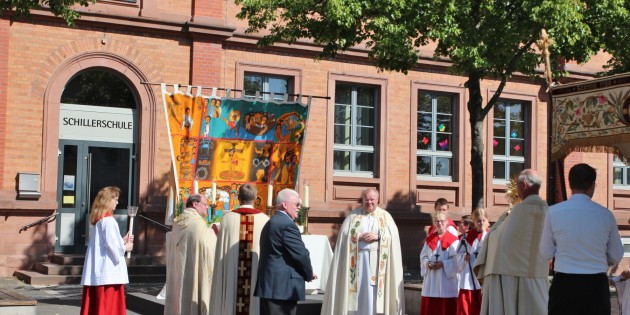Die Fronleichnamsprozession versammelte sich zur Andacht am Altar vor der Schillerschule. Weiter führte der Weg zum Altar an der St.-Andreas-Kirche. Foto: Hannelore Nowacki