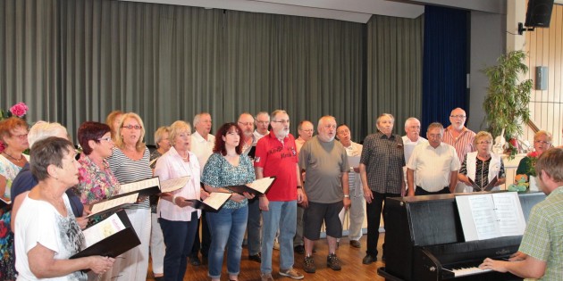 Unter den ersten Chören des musikalischen Frühschoppens war die Chorgemeinschaft  MGV Liederkranz Biblis und GV Eintracht unter der Leitung von Jens Uhlenhoff. Foto:  Hannelore Nowacki
