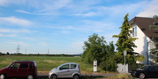 BUZ: Soll hier in direkter Nachbarschaft zum letzten Wohngebäude auf dieser Seite der Ringstraße (mit Blick auf das sogenannte „Gleisdreieck“) eine Flüchtlingsunterkunft mit Barackencharakter in Fertigbauweise entstehen? Die Anwohner befürchten es und erhoffen sich von Gesprächen mit den Fraktionsvorsitzenden Klärung. Foto: Hannelore Nowacki