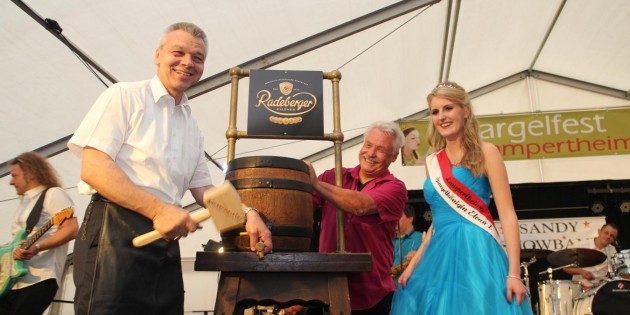 Mit dem Fassbieranstich eröffneten Bürgermeister Gottfried Störmer, Otto Edinger (WuVV) und die frisch inthronisierte Spargelkönigin Elena I. das Spargelfest. Foto: Hannelore Nowacki