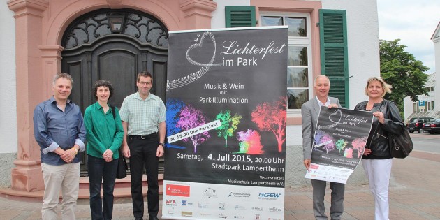 BUZ: Das 5. Lichterfest im Park ist ein Glanzlicht im Kulturangebot – ein Gesamtkunstwerk aus Licht und Musik, Essen und Trinken. Foto: Hannelore Nowacki