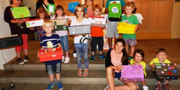 Die Kinder in der Gustav-Adolf-Kirche mit ihren Schatzkisten. Foto: ehr