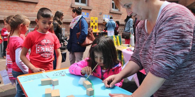 Die Schillerschule, die Schule im Herzen der Stadt, feierte das Jubiläum mit einem großen Schulfest, bei dem das Wattepusten und viele andere Spiele ohne Elektronik auf dem Programm standen. Foto: Hannelore Nowacki