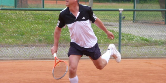 Jochen Bihl hat nach langjähriger Tennispause seine außergewöhnliche Schlagtechnik nicht verlernt und ist innerhalb des Teams der Herren 50 in der Bezirksoberliga eine „feste Größe“. Foto: oh