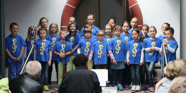 Den Besuchern des evangelischen Gemeindefest war wieder einiges geboten. Für musikalische Unterhaltung sorgten mehrere Bands, außerdem waren die Gäste auch kulinarisch bestens versorgt. Foto: Eva Wiegand