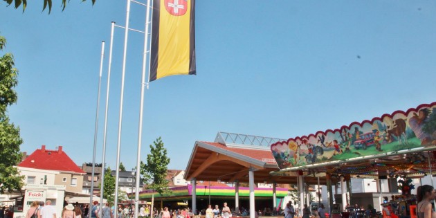 Für jeden Stadtfestbesucher war auf dem Marktplatz etwas geboten – ein wenig Schatten unter dem Marktdach, Abkühlung in den Wasserspielen, Fahrgeschäfte für kleine und große Gäste und einiges mehr. Foto:  Hannelore Nowacki