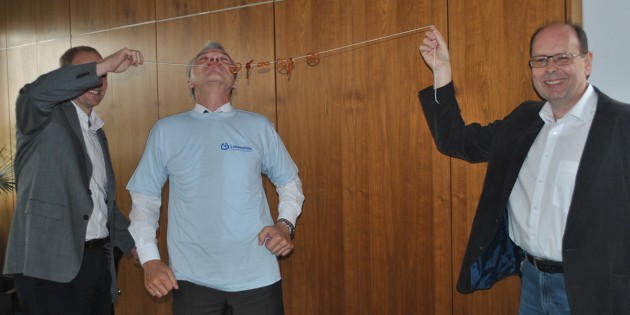 15 spannende Spiele warten beim inklusive Spiel- und Sportfest auf die Teilnehmer. Schirmherr Bürgermeister Gottfried Störmer übte sich bei der offiziellen T-Shirt-Übergabe gekonnt am Angeln von Brezeln und Gummiwürmern mit dem Mund - zur Freude des Lebenshilfe-Vorsitzenden Günther Baus (r.). Foto: Benjamin Kloos