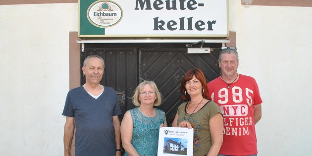 Freuen sich auf das Schlossfest in Neuschloß: Ortsbeiratsmitglied Gerhard Pflästerer, Ortsvorsteherin Carola Biehal und die Meute-Mitglieder Simone Günderoth und Rolf Wegerle (v.l.). Foto: Benjamin Kloos