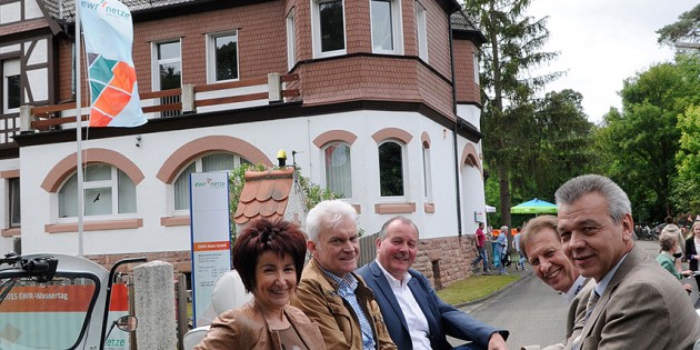 Gemeinsam mit den EWR-Vorständen Helmut Antz (3.v.l.) und Günter Reichart (2.v.r.) testeten Bärbel Schader und Gottfried Störmer (rechts) das E-TukTuk, das die Besucher zum Wasserwerk brachte. Foto: oh