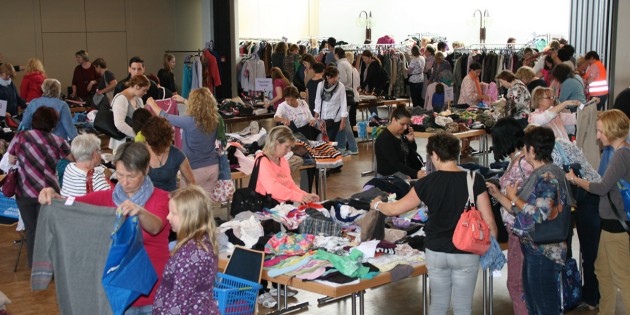 Nachschub für den Kleiderschrank: Auf dem Frauenflohmarkt kamen alle Schnäppchenjägerinnen auf ihre Kosten. Foto: Eva Wiegand