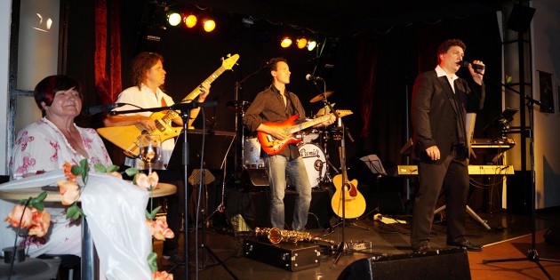 Die Musiker präsentierten dem Publikum eine bunte Mischung aus deutschen Schlagern, Stimmungshits und Rocksongs - ergänzt durch eine passende Liebesgeschichte, erzählt von Margit Selb (l.). Foto: Sigrid Samson