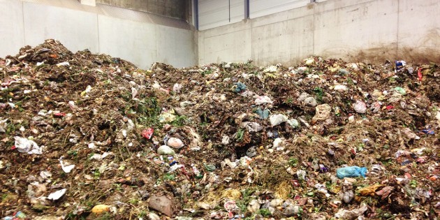 Deutliches Bild: Im Biomüll, der in den braunen Tonnen im Kreis Bergstraße eingesammelt wird, finden sich derzeit auffallend viele Plastiktüten. Der ZAKB bekommt dadurch bei der Verwertung der Bioabfälle Probleme bei der Gewinnung von Gas und Kompost. Foto: ZAKB