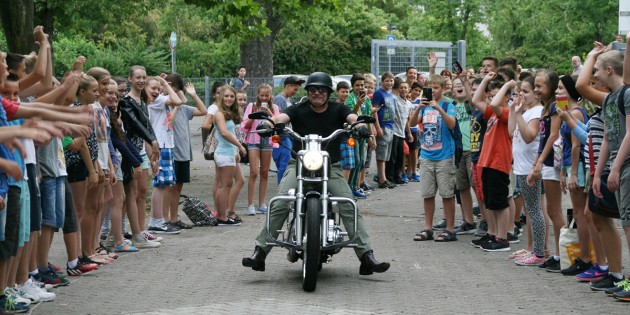 Was für ein Empfang: Die Schüler der EKS standen Spalier, als ihr scheidender Schulleiter auf dem Motorrad auf den Schulhof fuhr. Foto: Eva Wiegand