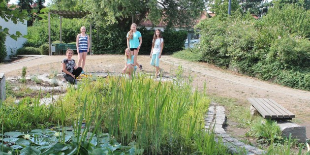 Naturbeobachtungen in der Pause oder einfach entspannen – der neu angelegte Garten der Sinne und der Seerosenteich bieten ganz neue Perspektiven. Foto: Hannelore Nowacki