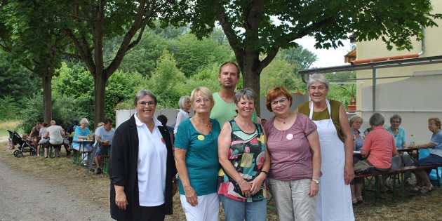 Freute sich über die Resonanz beim Sommerfest: Der Kirchenvorstand der evangelischen Kirchengemeinde Rosengarten um Pfarrerin Jutta Herbert (l.). Foto: Benjamin Kloos
