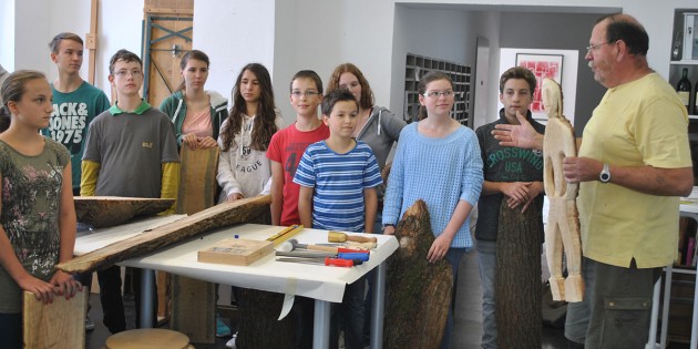Interessiert verfolgten die Jugendlichen die Erläuterungen Bernhard Hossners – die Künstlerinitiative Lampertheim bot im Rahmen der Ferienspiele kreatives Arbeiten mit Holz an. Foto: Benjamin Kloos