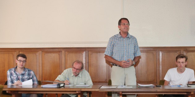 Der Koordinierungsausschuss Flüchtlinge Lampertheim wurde von Bürgermeister Gottfried Störmer ins Leben gerufen. Vorsitzender Kurt Stass (stehend), Horst Schmitt von der Stadtverwaltung sowie die beiden Sportkoordinatoren Marius Schmidt (links) und David Westerheide (rechts) bewältigen vielfältige Aufgaben und hoffen auf weitere Unterstützung durch Bürger und Vereine. Foto: Hannelore Nowacki