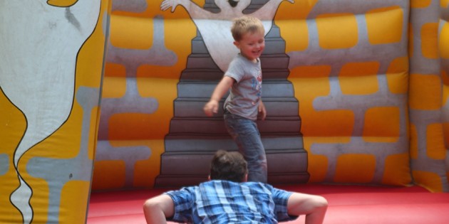 Ob auf der Hüpfburg oder bei den Zaubertricks von Mr. Kunterbunt: Die Kinder hatten viel Spaß beim Familienfest der SPD Lampertheim. Foto: Felix Berz
