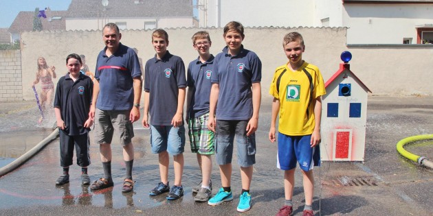 Die Jugendfeuerwehr war am Samstag beim SPD-Kinderfest im glutheißen Einsatz. Abkühlung gab es unter der fächerartig strahlenden Dusche des Hydroschildes. Foto: Hannelore Nowacki