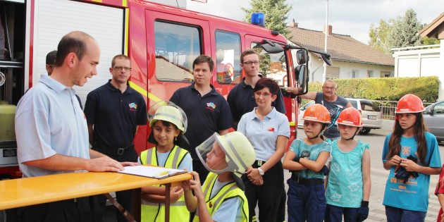 Aufmerksam hören Selina Neumann und Robin Vogel zu, was ihnen Philipp Holzenthal, Leiter der Kinderfeuerwehr, zur Verabschiedung in die Jugendfeuerwehr mit auf den Weg gab. Foto: Hannelore Nowacki