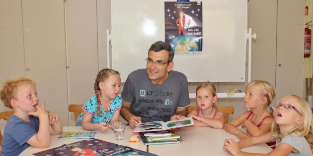 Spannende Geschichten hatte Michael Held zum Vorlesen mitgebracht, aus denen er den Kindern einige Passagen vorlas und die Akteure der Geschichten dabei zum Leben erweckte. Foto: Hannelore Nowacki
