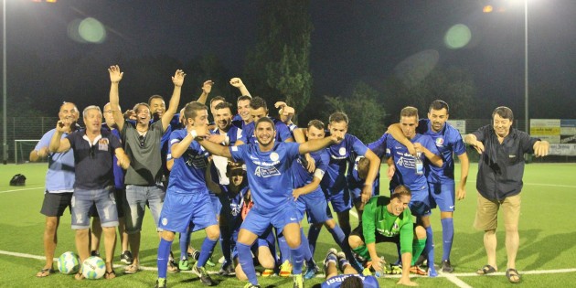 Der A-Ligist AS Azzurri hat wieder einmal gesiegt und fiel sich am späten Freitagabend jubelnd in die Arme. Foto: Hannelore Nowacki