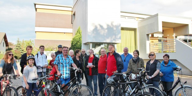 ei der SPD-Sommertour in Hofheim machte die Gruppe Station am Bürgerhaus, das nach Umbau und energetischer Sanierung zukünftig auch als Kinderkrippe genutzt werden soll.  Foto: Hannelore Nowacki