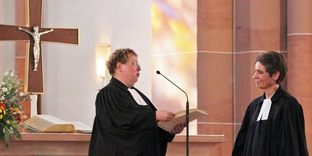 Pfarrerin Sabine Sauerwein erhielt die Glückwünsche und Dankesworte der Kirchenleitung der Evangelischen Kirche in Hessen und Nassau in Form einer Urkunde aus der Hand der stellvertretenden Dekanin Helga Donat. Foto: Hannelore Nowacki