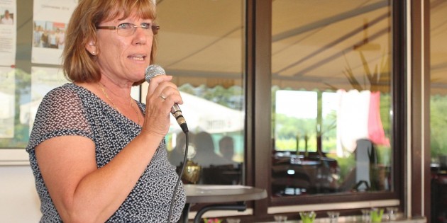 Tennisclub-Vorsitzende Helga Mrotzek begrüßte die Gäste zum Sommernachtsfest. In einem kurzen Rückblick nannte sie die Erfolge in der Medenrunde. Foto: Hannelore Nowacki
