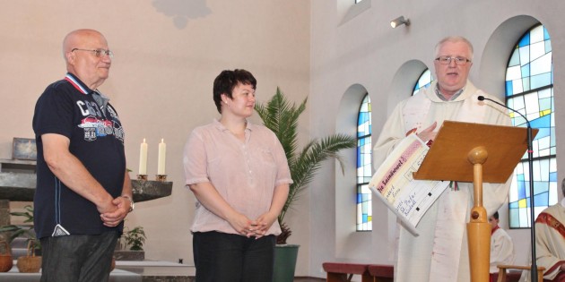 Die Spendenübergabe hatte Pfarrer Peter Kern ganz bewusst im Rahmen des Eröffnungsgottesdienstes für das Pfarrfest im Pfarrgarten von St. Peter eingeplant. Anita Reischert hatte die 500-Euro-Spende der Theatergruppe „Die Sainnäwwel“ mit einem symbolischen Scheck sichtbar gemacht. Eine kleinere Spende erhielt die Pfarrei für die Renovierung der Pfarrkirche St. Peter von Bernhard Ofenloch. Foto: Hannelore Nowacki