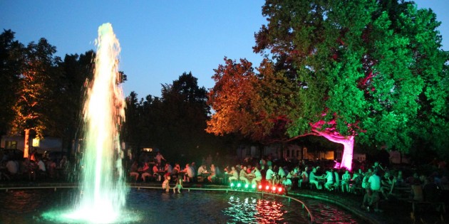 Wie unter südlicher Sonne konnte man sich am Samstag in Lampertheim fühlen. Der Zauber des illuminierten Stadtparks beim Lichterfest mit Musik und Bewirtung ist jedoch unvergleichlich. Foto:  Hannelore Nowacki