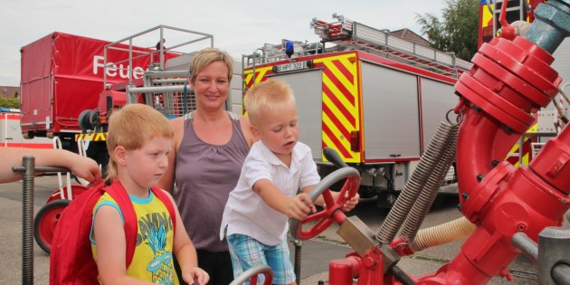 Bei der Feuerwehr gehen Kinder gerne auf Entdeckungsreise – selbst an der Spritze kurbeln,  Instrumente ausprobieren und vieles mehr ist geboten. Archivfoto: Hannelore Nowacki