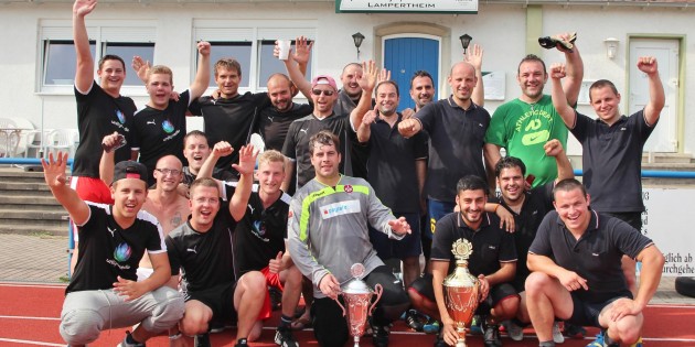 Jubel am Sonntag – die Freizeit- und Hobbyfußballer aus Betrieben, Vereinen und Parteien hatten den Zuschauern spannende Spiele geboten. Faires Spiel bescheinigte Bürgermeister Störmer den Mannschaften. Foto: Hannelore Nowacki