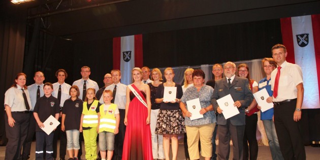 Sechs Vereine mit ihrer herausragenden Jugendarbeit erhielten einen Vereinsförderpreis, weitere Vereine wurden mit einem Anerkennungspreis gewürdigt. Foto: Hannelore Nowacki
