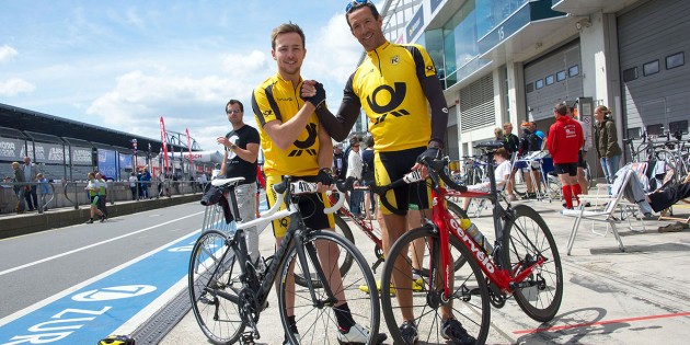 Marvin Dienst mit Juror und Teamchef Manuel Reuter. Foto: oh