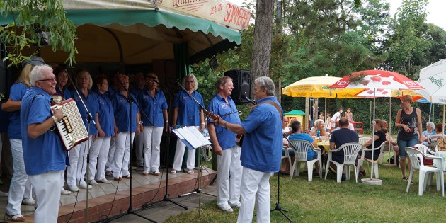 Der Shanty-Chor aus Mannheim-Sandhofen sorgte gemeinsam mit Wolfgang Weber auf seiner Handharmonika für gute Stimmung bei den Gästen des Jubiläumsfestes. Foto: Sigrid Samson