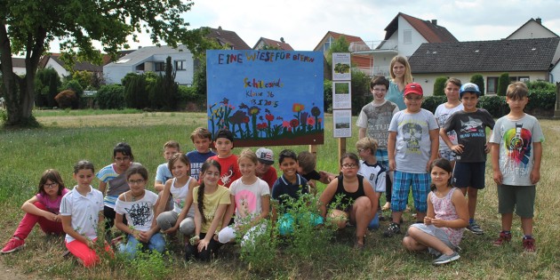 Sind stolz auf „ihre“ Blumenwiese im Herzen der Stadt: Die Schüler der Klasse 3b der Schillerschule Lampertheim. Foto: Benjamin Kloos