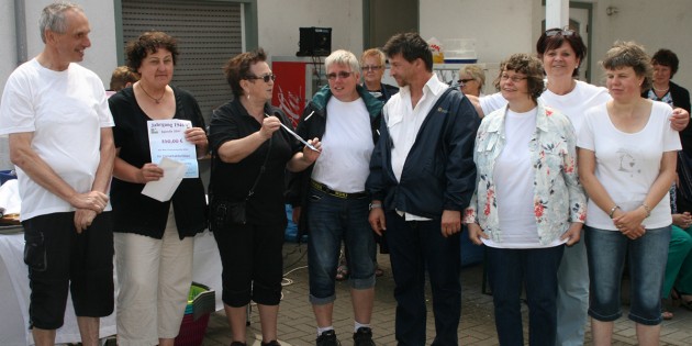 Große Freude herrschte beim Frauenhaus Worms sowie bei der Behindertengruppe „Bürstädter Sterne“, denn sie wurden mit einer Spende des Jahrgangs 1946/ 47 bedacht. Foto: Eva Wiegand