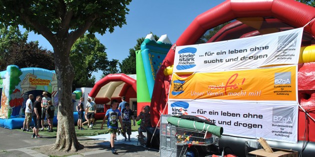Ob Hüpfburg oder aufblasbare Kletterwand - die Schüler der Biedensandschule hatten am Mittwoch jede Menge Spaß. Foto: Benjamin Kloos