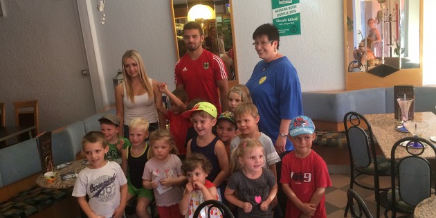 Beim gemeinsamen Eisessen: Die Dienstag-Judopurzelgruppe mit Trainerin Beate Fritz, Bundeskaderathlet Lars Kilian und Kimberley Krämer (hinten von rechts). Foto: oh