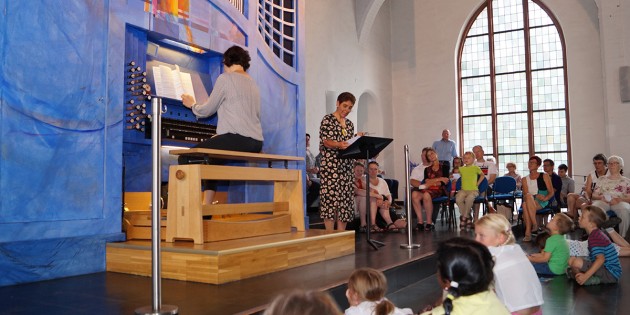 Das Kinderorgelkonzert am Nachmittag erfreute nicht nur die kleinen Gäste ­– mit musikalischen Beiträgen von Domkantorin Heike Ittmann (l.) auf der Orgel und der spannenden Geschichte über die Arche Noah, erzählt von Pfarrerin Sabine Sauerwein (r.). Foto: Sigrid Samson