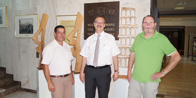 Bernhard Hossner (r.) präsentiert einige seiner Werke bei der Vernissage im Bibliser Rathaus - hier gemeinsam mit Bürgermeister Felix Kusicka (Mitte) und einem seiner Kunstliebhaber, Siegbert Ochsenschläger vom gleichnamigen Hoflädchen in Wattenheim (l.), vor verschiedenen Objekten aus Holz. Foto: Sigrid Samson