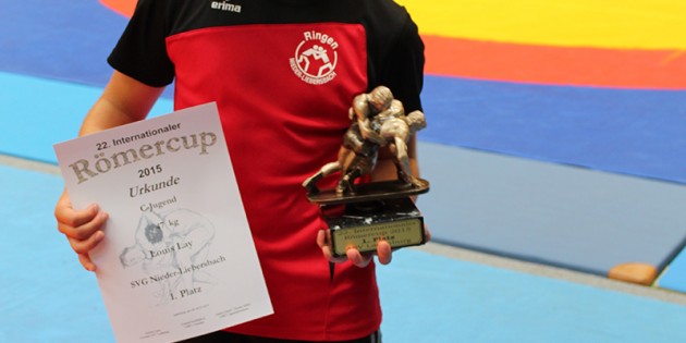 Louis Lay mit dem Römer-Cup. Foto: oh